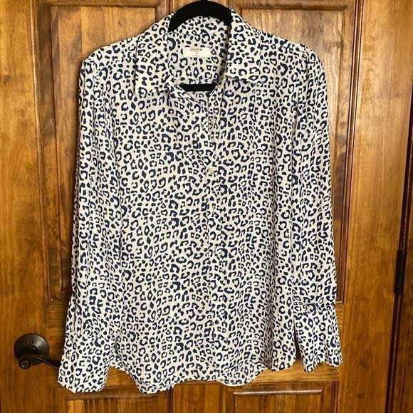 UNTUCKit Sylvia animal Print Button Down Long Sleeve Blouse in White/Blue - Picture 9 of 10